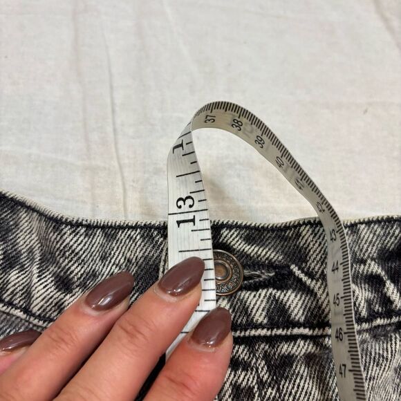 Ladies Vintage (1994) Levi’s 551 Black Wash Cut Off Distressed Short Size 12 - Picture 7 of 12